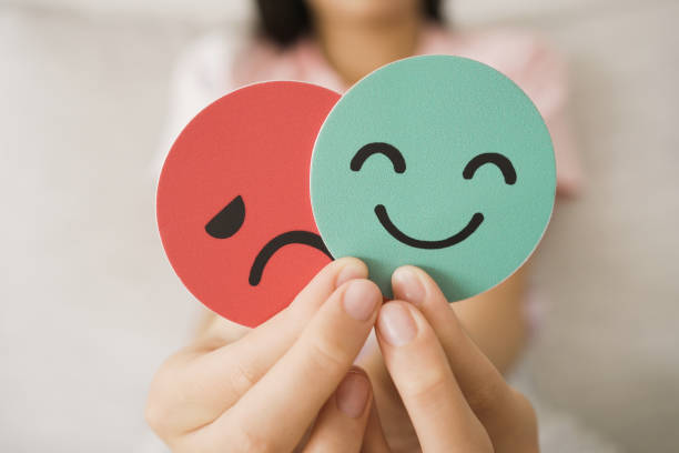 Mutlu ve üzgün yüz ifadeleriyle bipolar bozuklukta duygu durum değişimlerini temsil eden görsel